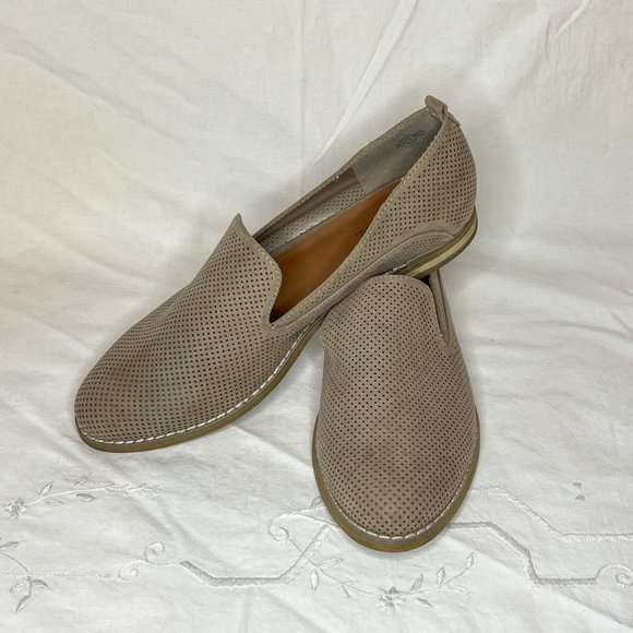 Indigo Rd Tan Suede Perforated Slip On Flats Shoes Women Size 8.5 - Picture 2 of 10